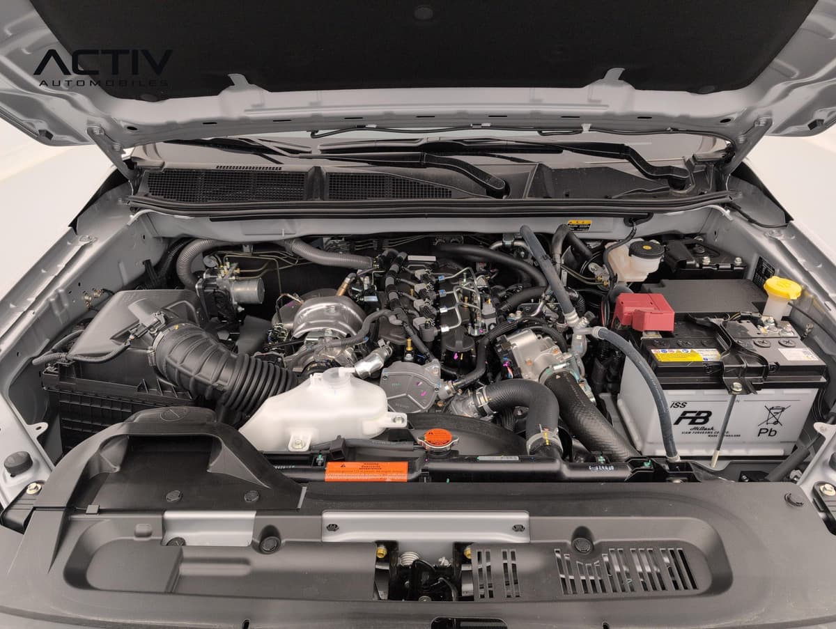 Isuzu D-MAX : compartiment moteur diesel propre avec batterie et vase d'expansion