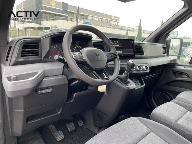 Renault Master Fourgon : habitacle avant côté conducteur avec volant, écran central et levier de vitesses