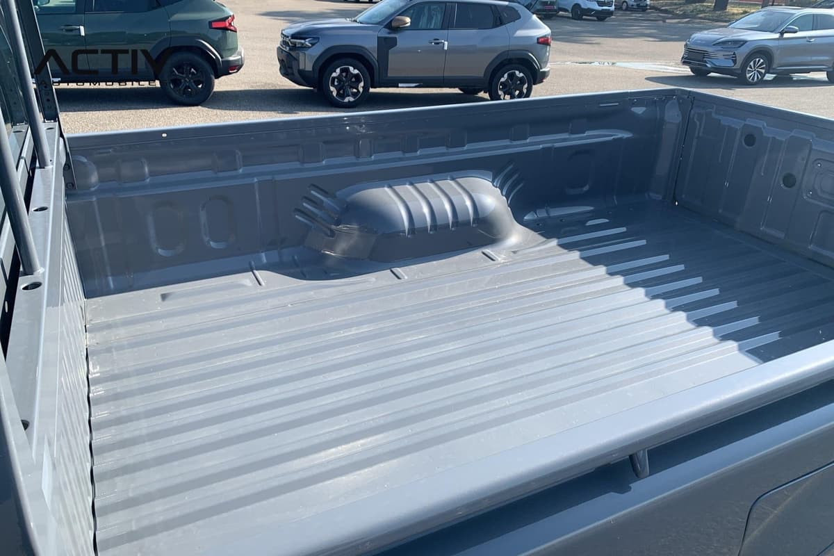 Isuzu D-MAX : plateau de benne gris avec sol nervuré et passages de roue moulés