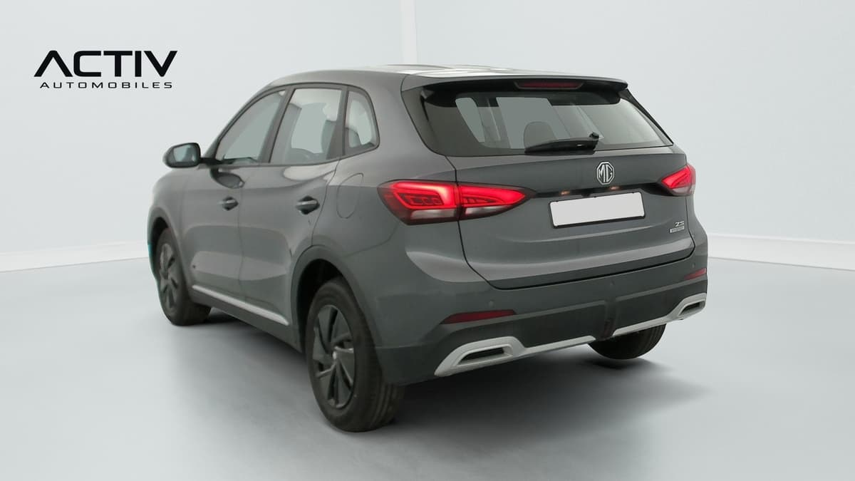 Mg ZS : arrière trois quarts gauche d'un SUV gris avec feux à LED et jantes noires