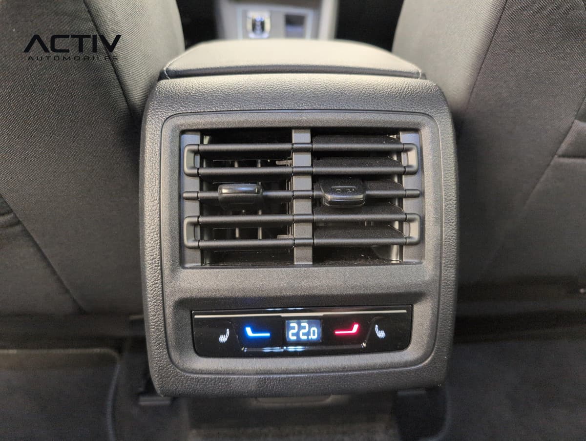 Volkswagen Golf 8 : aérateurs et commandes de climatisation à l'arrière, derrière l'accoudoir