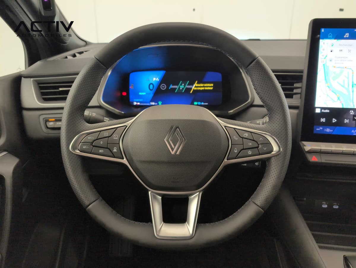 Renault Symbioz : volant avec commandes au volant devant le combiné numérique