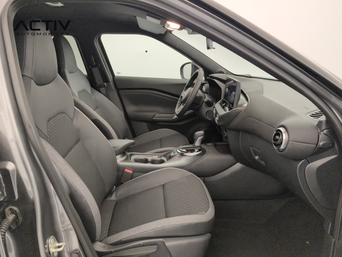 Nissan Juke : sièges avant en tissu noir et gris avec levier de vitesses automatique