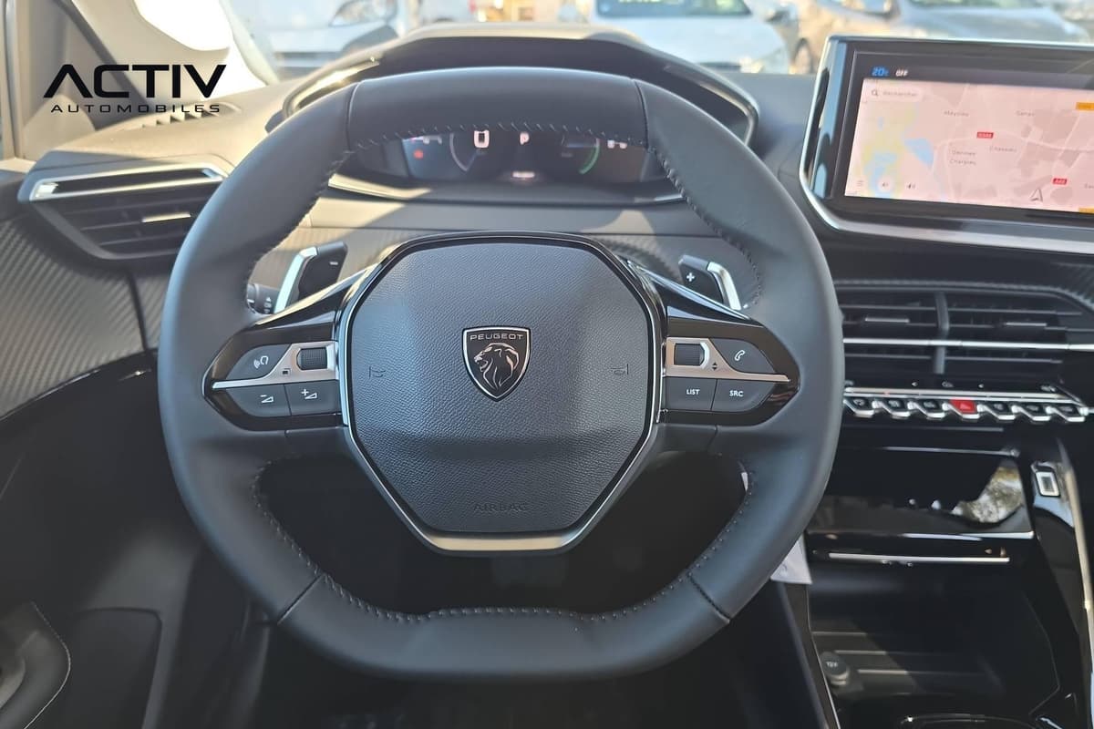 Peugeot 208 : volant compact avec commandes intégrées et palettes, combiné numérique au-dessus