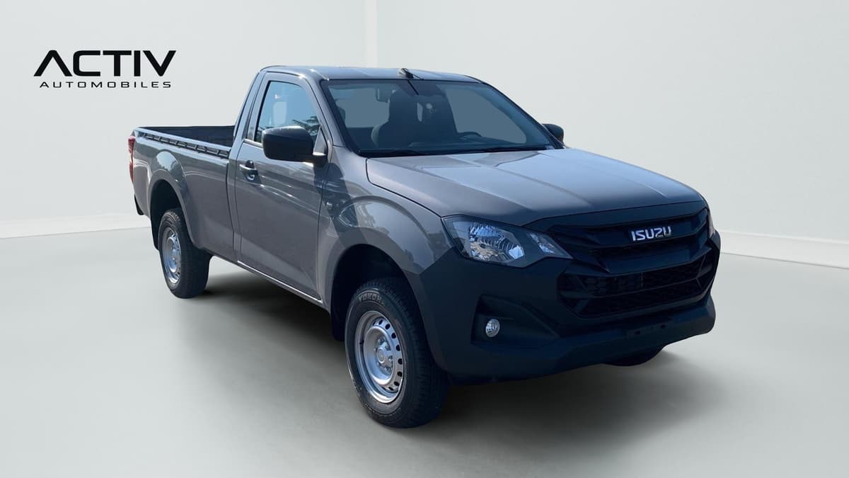 Isuzu D-MAX : pick-up gris vu de trois quarts avant droit, avec jantes acier