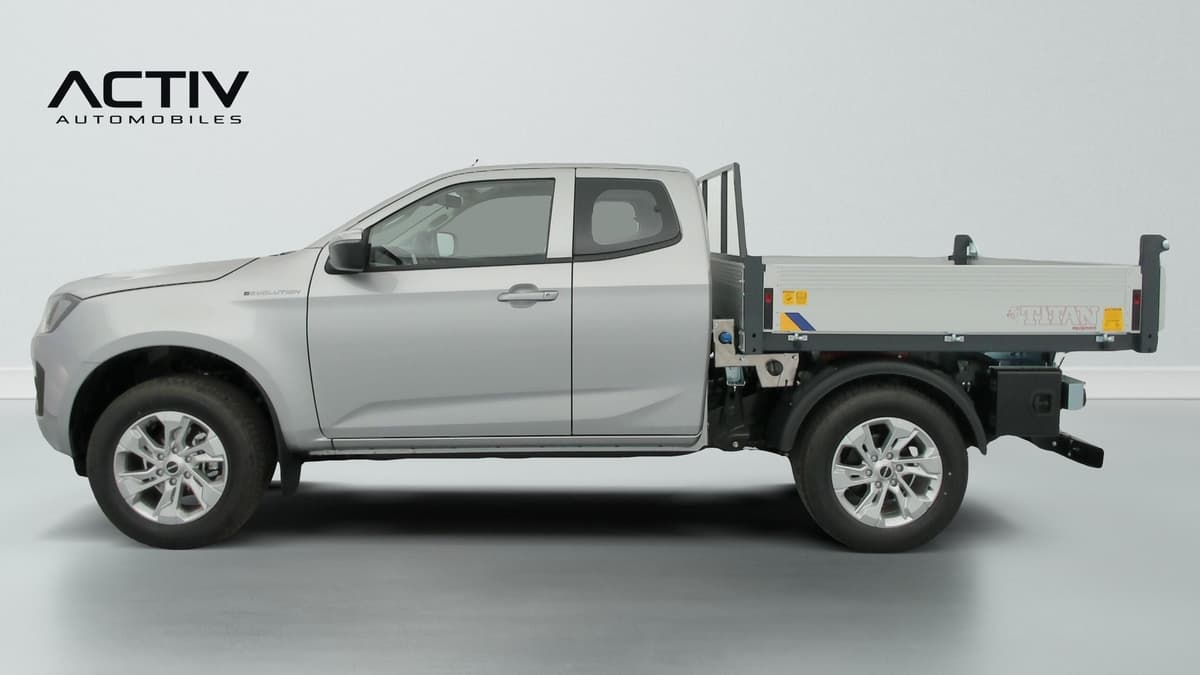 Isuzu D-MAX : profil gauche d'un pick-up gris avec benne basculante et jantes alliage