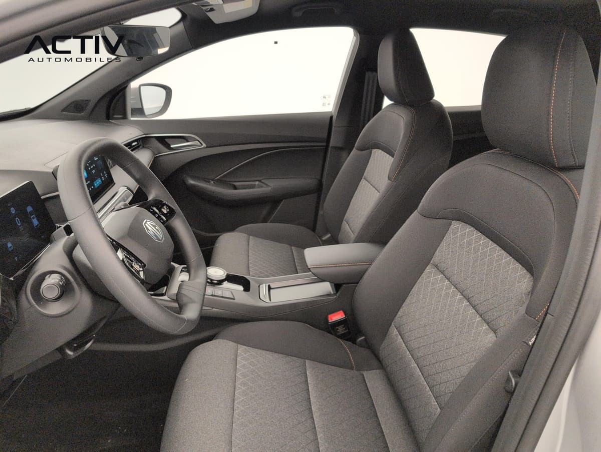 Mg MG3 : sièges avant en tissu noir avec surpiqûres orange et accoudoir central