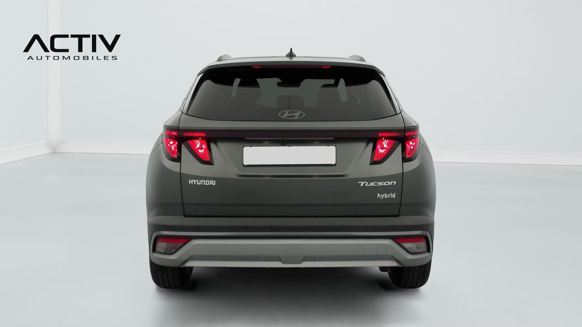 Hyundai Tucson : face arrière d'un SUV vert mat avec feux à LED et antenne requin