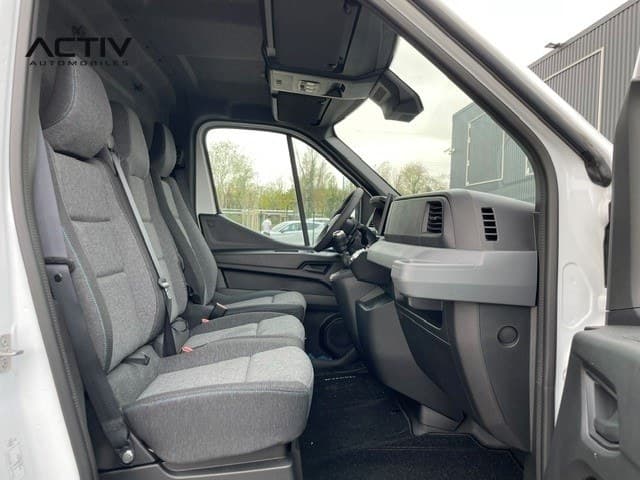 Renault Master Fourgon : sièges avant en tissu chiné gris vus depuis la porte côté passager