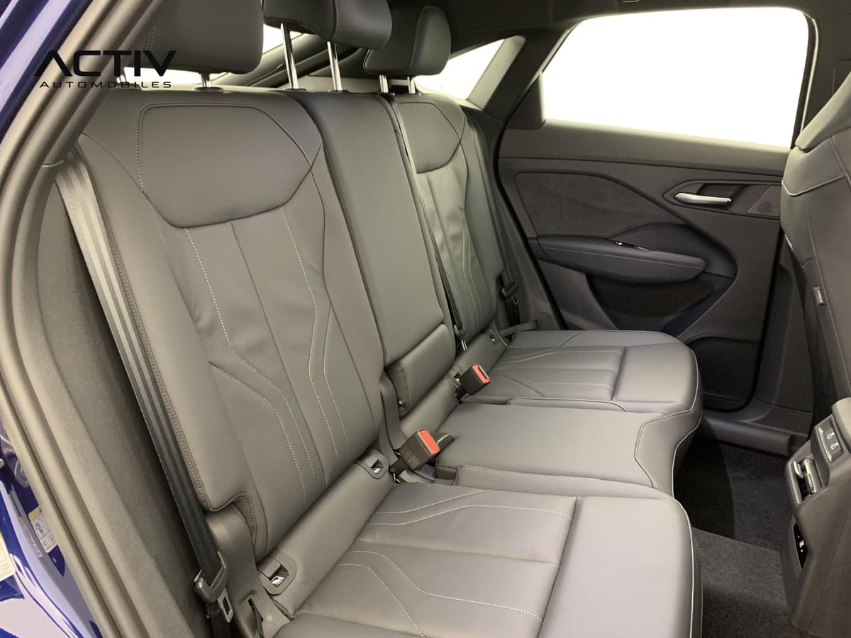 Audi Q3 Sportback Hybride : banquette arrière gris foncé à surpiqûres claires vue par la portière ouverte