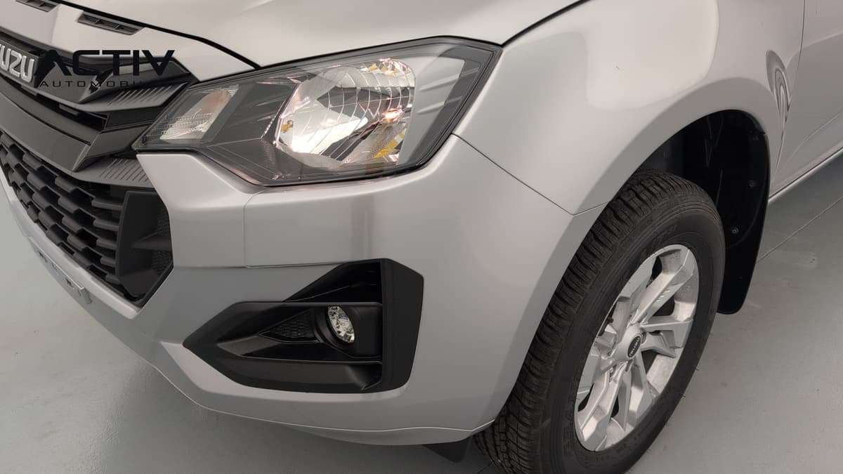 Isuzu D-MAX : projecteur avant, antibrouillard et jante alliage argentée en gros plan