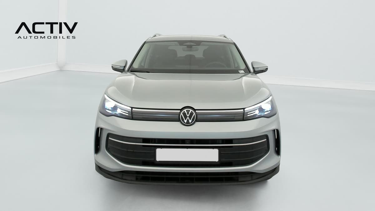 Volkswagen Tiguan : face avant avec projecteurs à LED allumés et pare-chocs couleur carrosserie