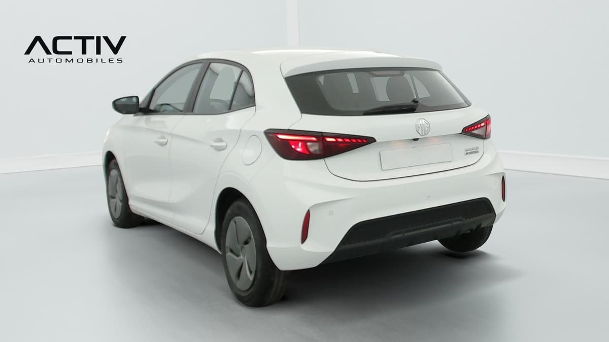 Mg MG3 : vue arrière trois quarts gauche avec feux arrière et jantes acier à enjoliveurs