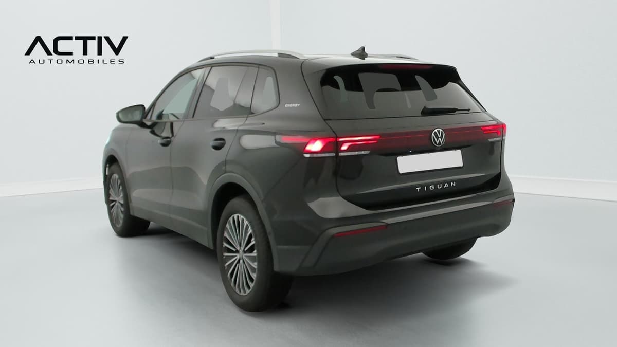 Volkswagen Tiguan : arrière trois quarts gauche avec feux à LED reliés par un bandeau lumineux