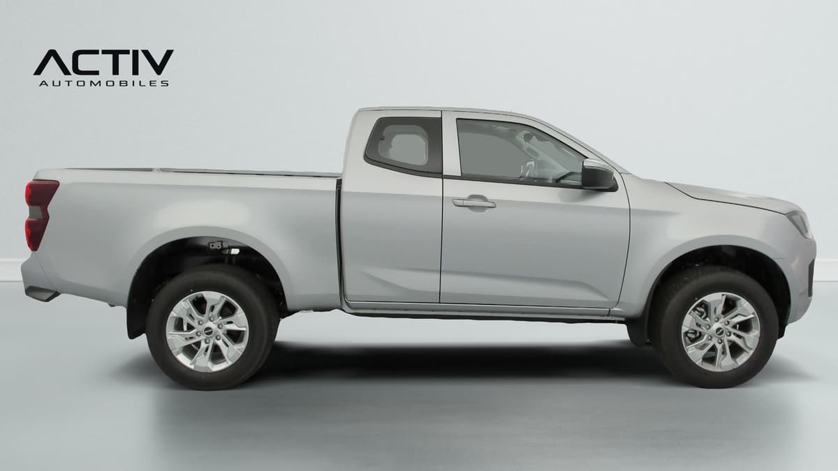 Isuzu D-MAX : profil droit du pick-up gris argent avec jantes alliage et plateau