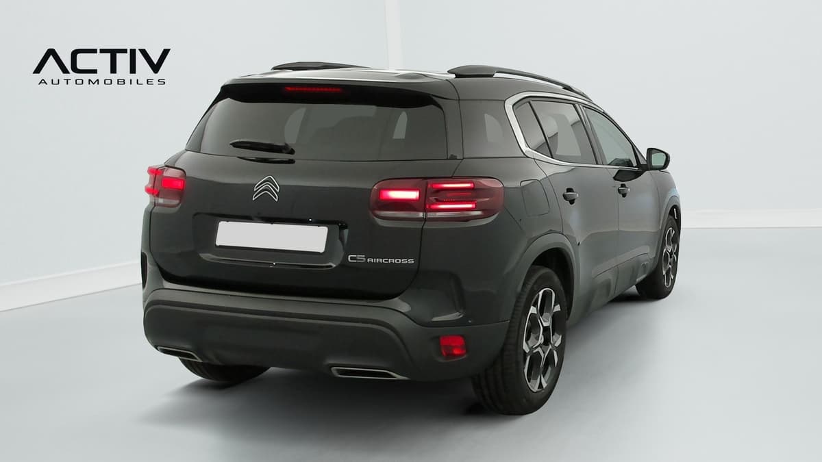 Citroën C5 Aircross : vue arrière trois quarts droit avec feux à LED et barres de toit