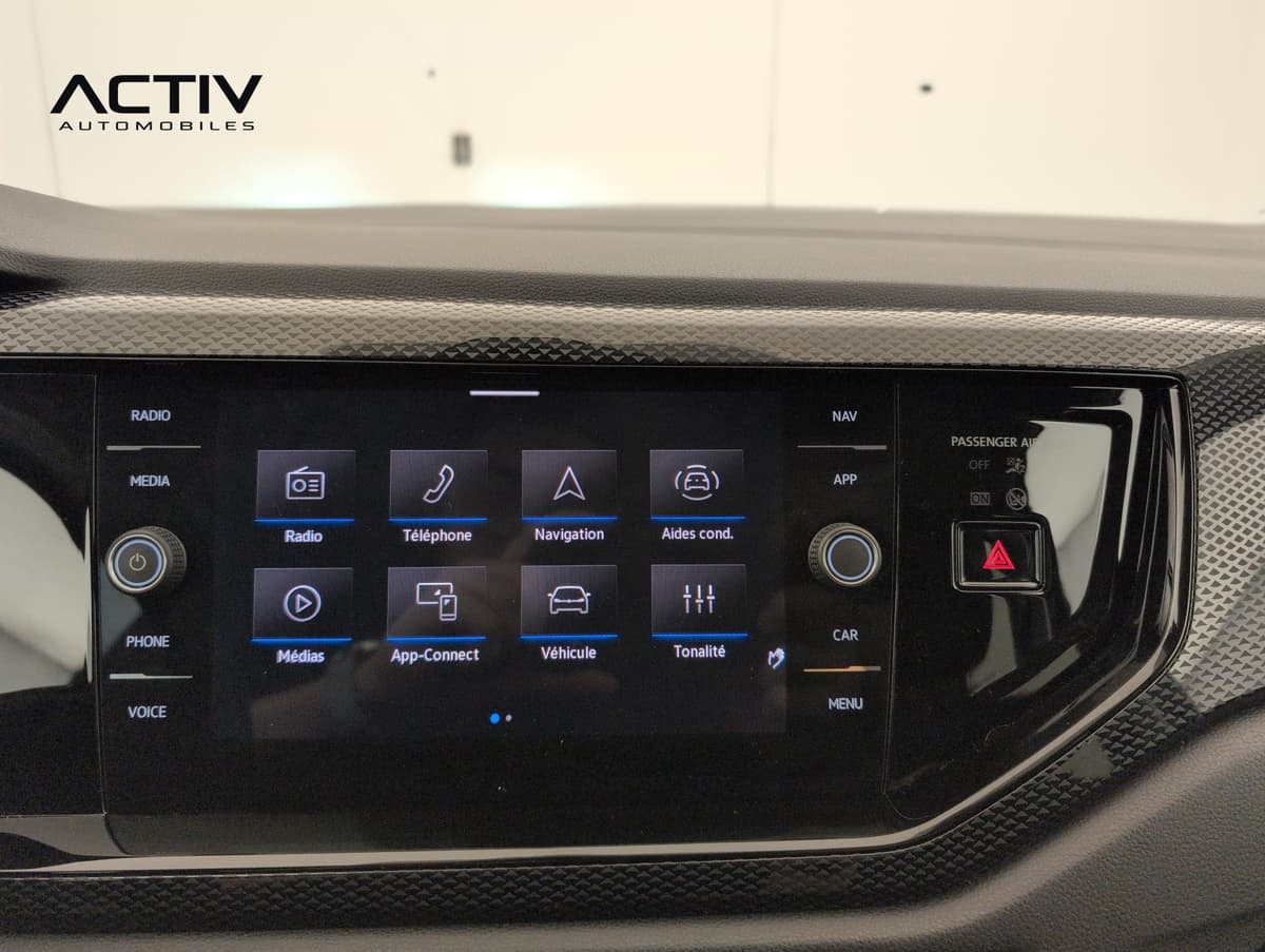 Volkswagen Taigo : écran tactile central avec menus radio, téléphone, navigation et App-Connect
