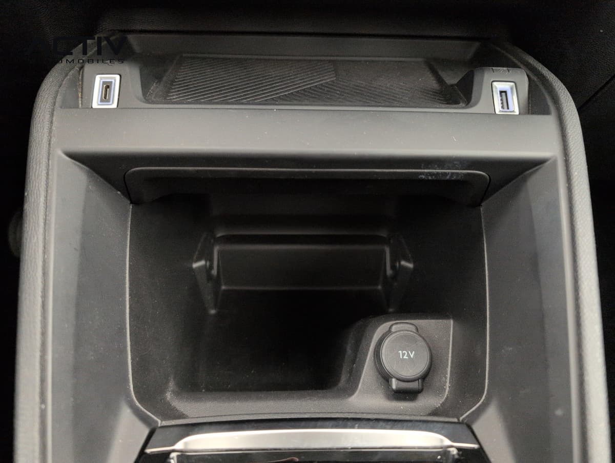 Citroën C4 : rangement de console centrale avec prises USB et prise 12V