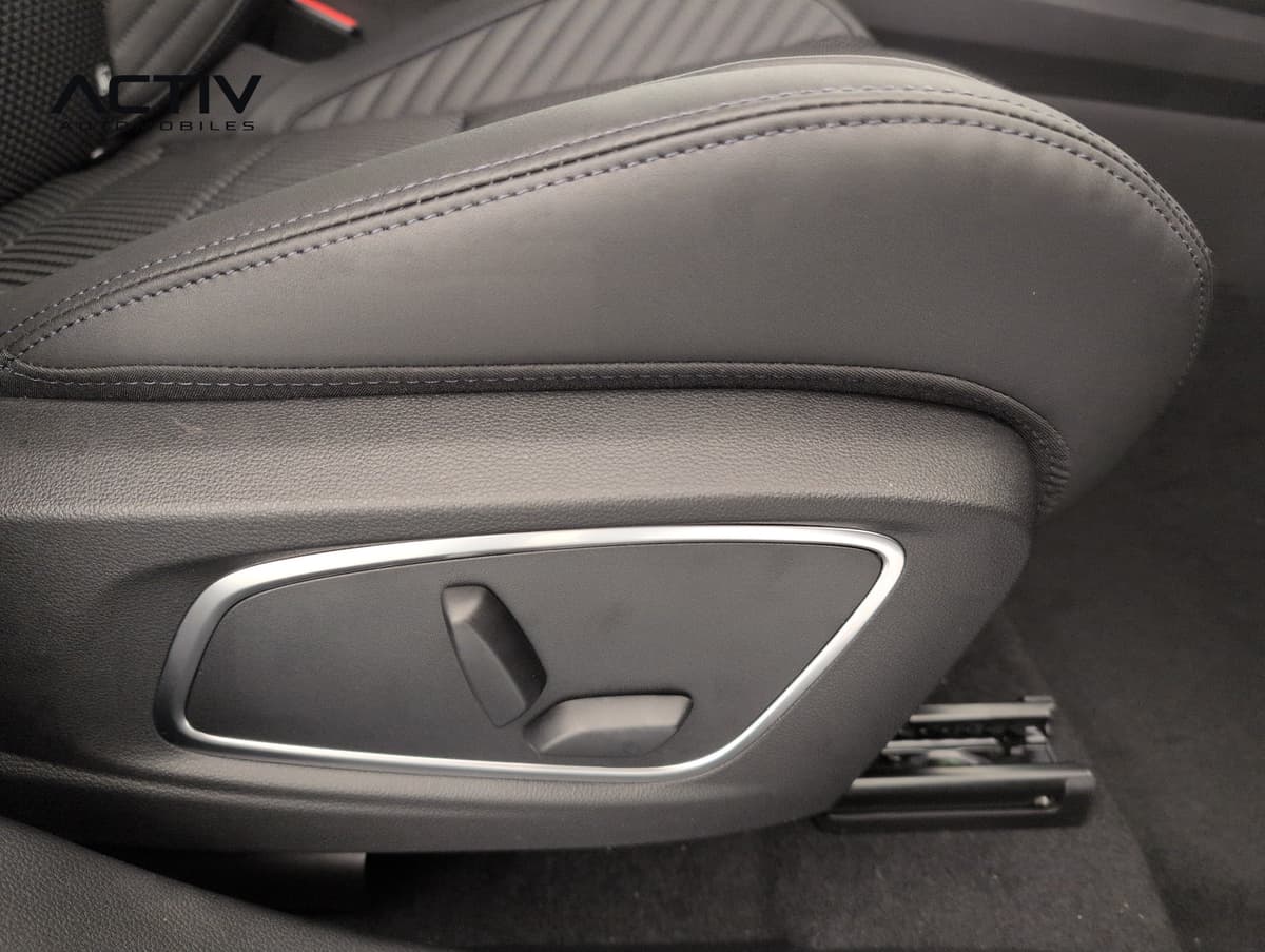 Renault Austral : commandes de réglage électrique sur le flanc d'un siège avant noir