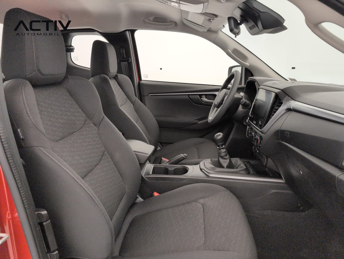 Isuzu D-MAX : sièges avant en tissu gris foncé, console centrale et levier de vitesses manuel