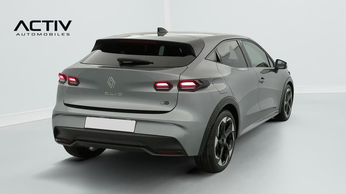 Renault Clio 6 : vue arrière trois quarts droit, gris avec jantes bicolores et feux rouges