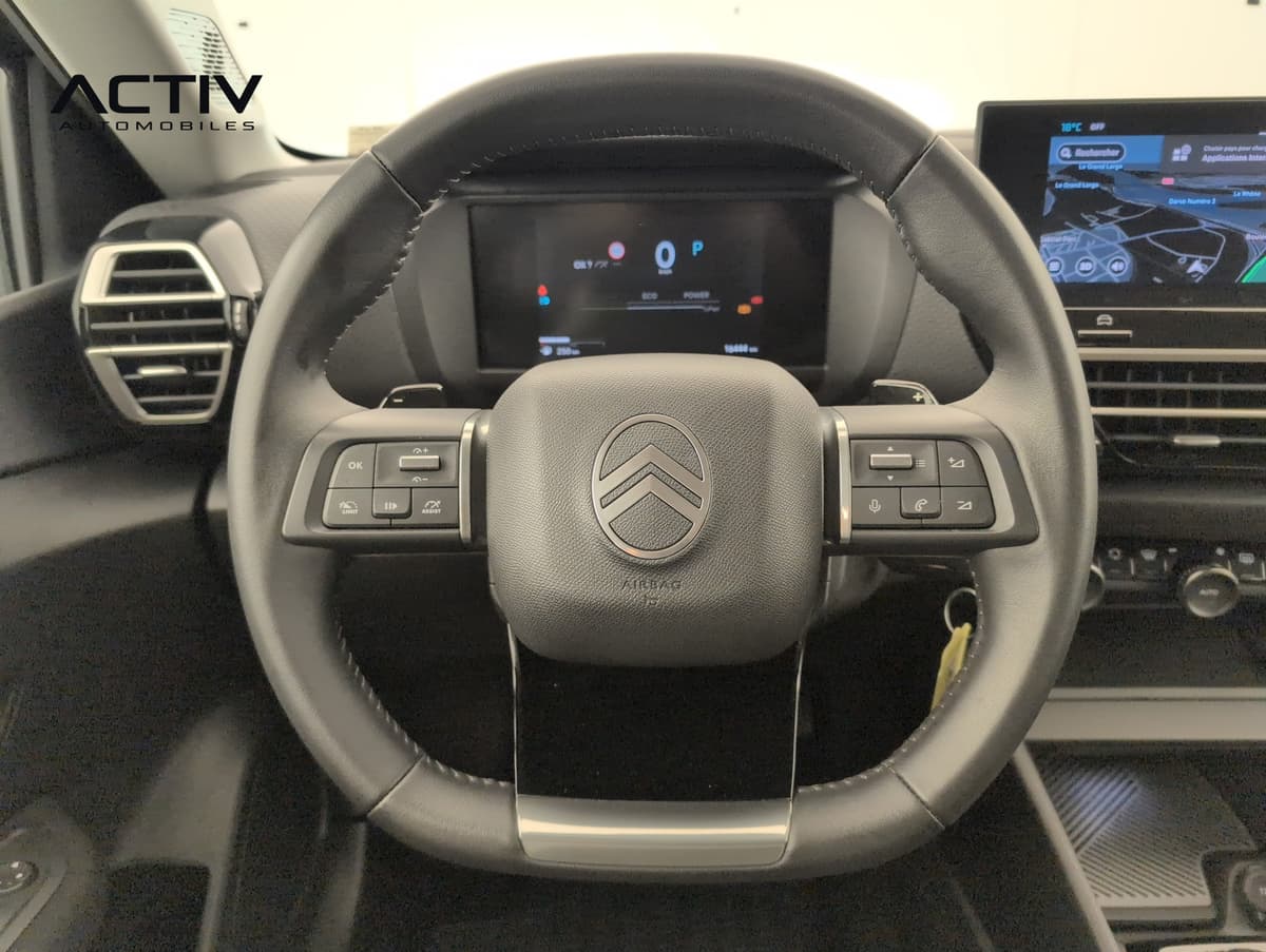 Citroën C4 : volant en cuir avec commandes au pouce et combiné numérique derrière