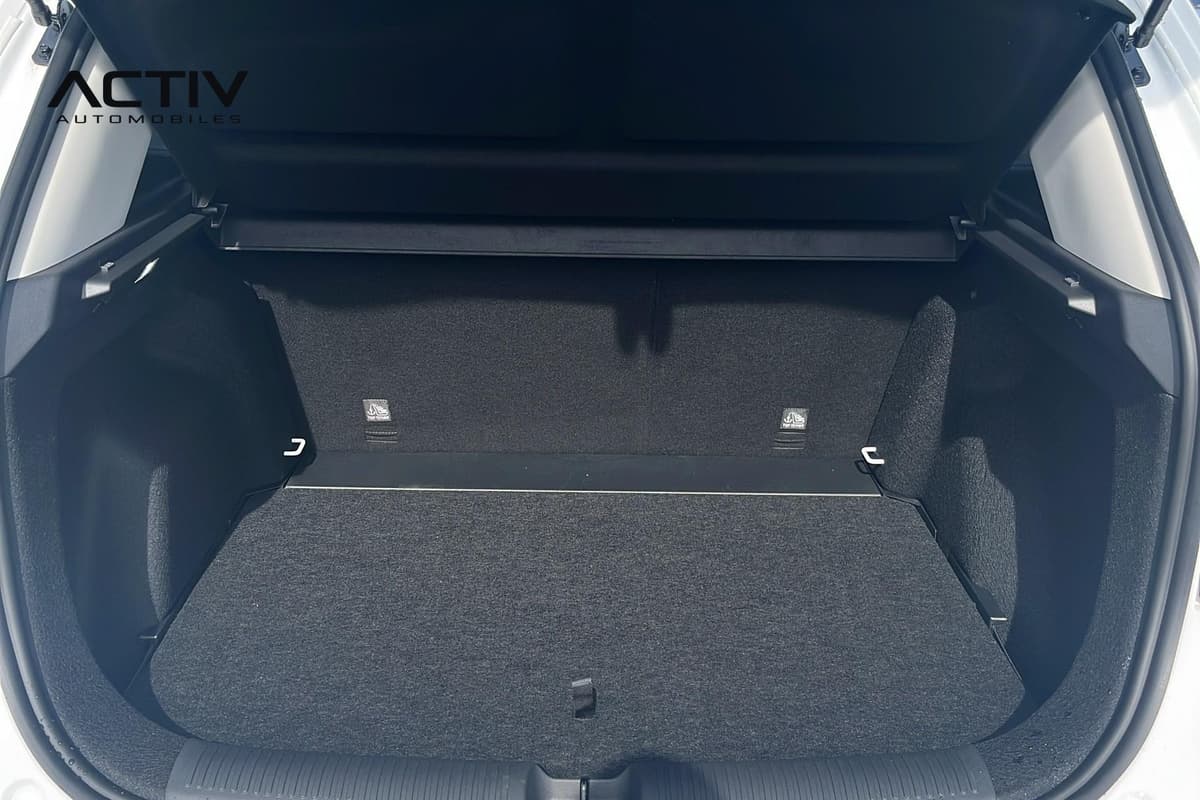 Mg ZS : coffre ouvert avec moquette sombre et cache-bagages en place