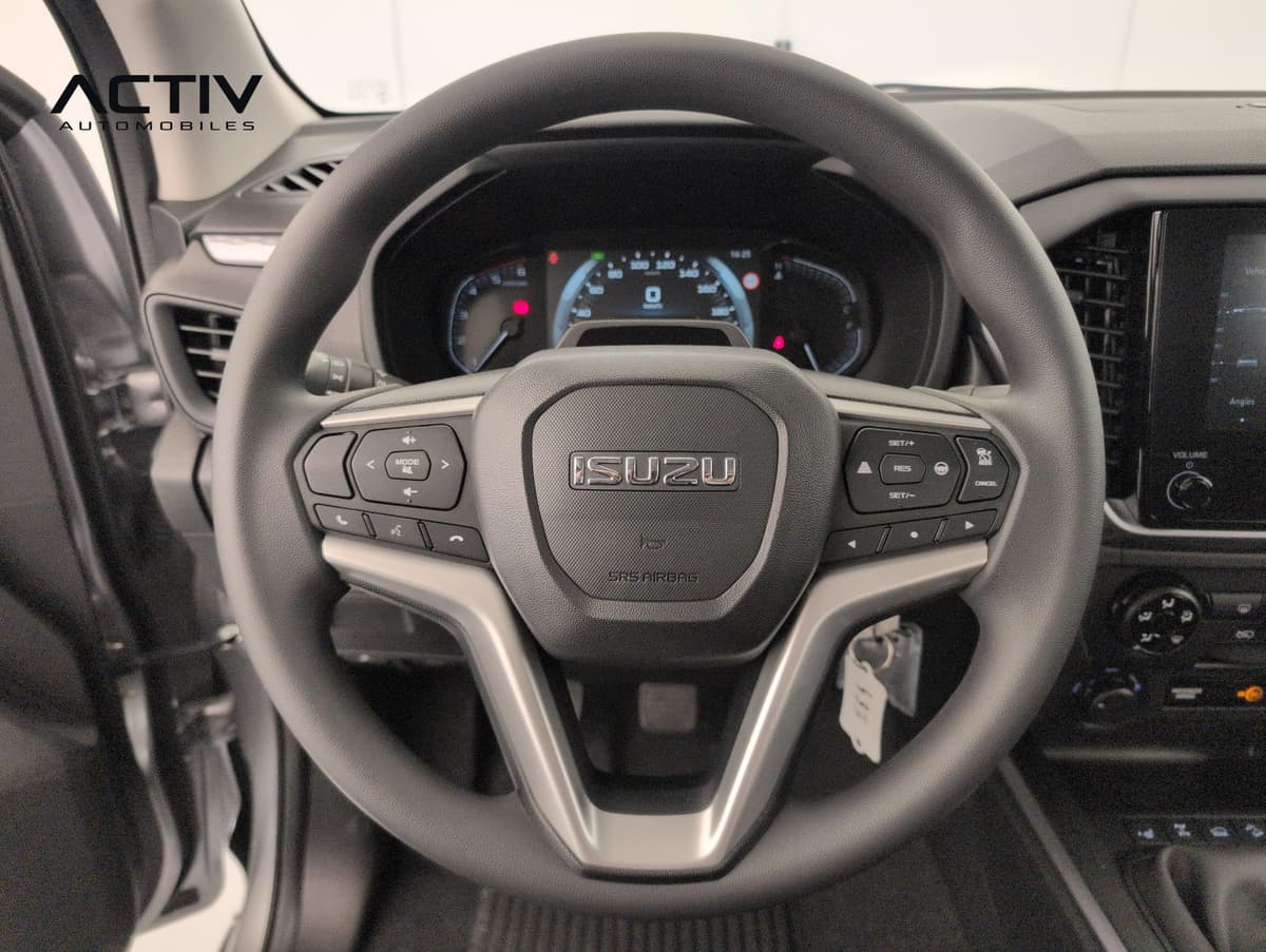 Isuzu D-MAX : volant à quatre branches avec commandes intégrées devant le combiné