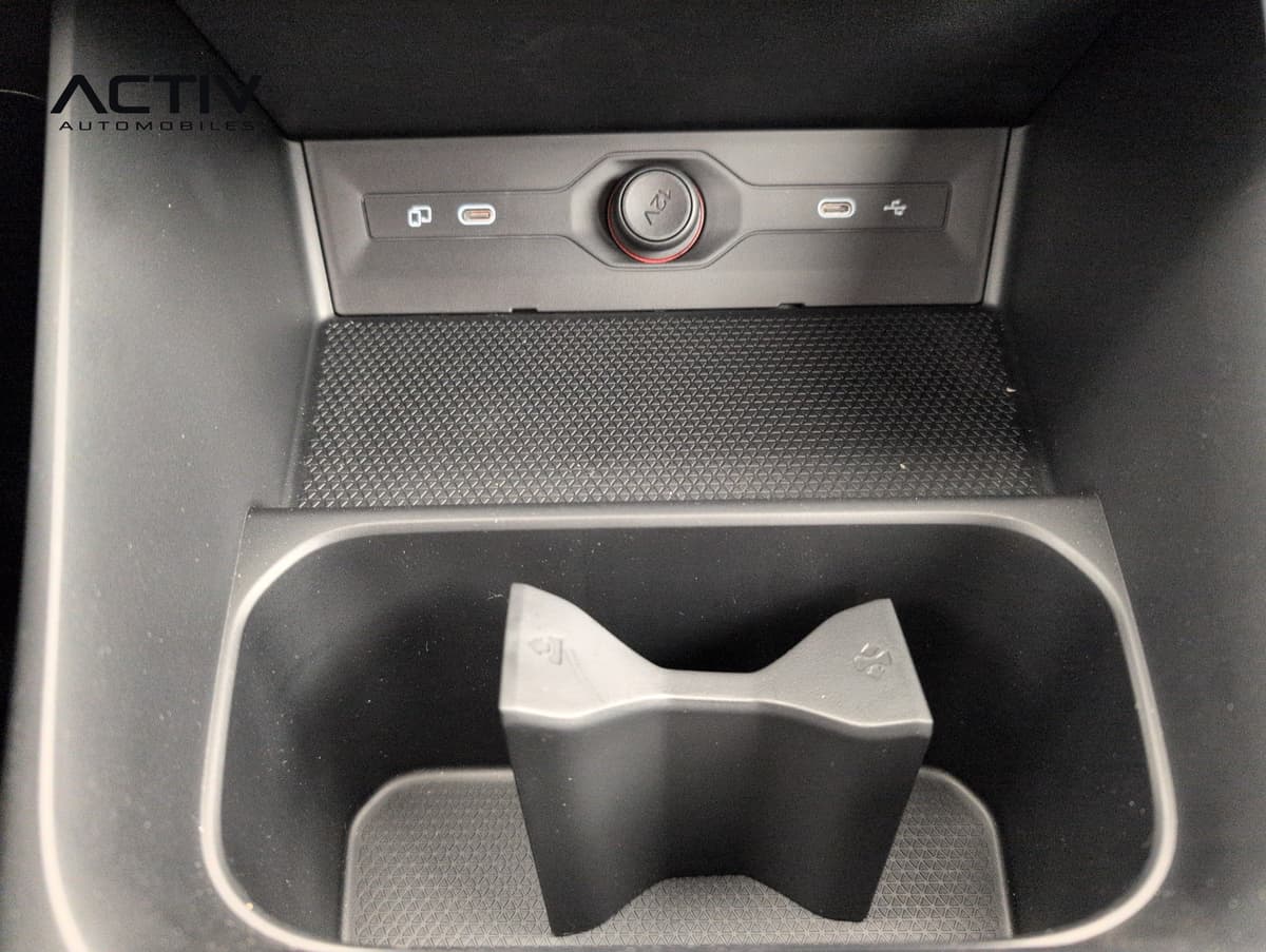 Mg MG3 : console centrale avec deux ports USB-C, prise 12V et range-gobelets