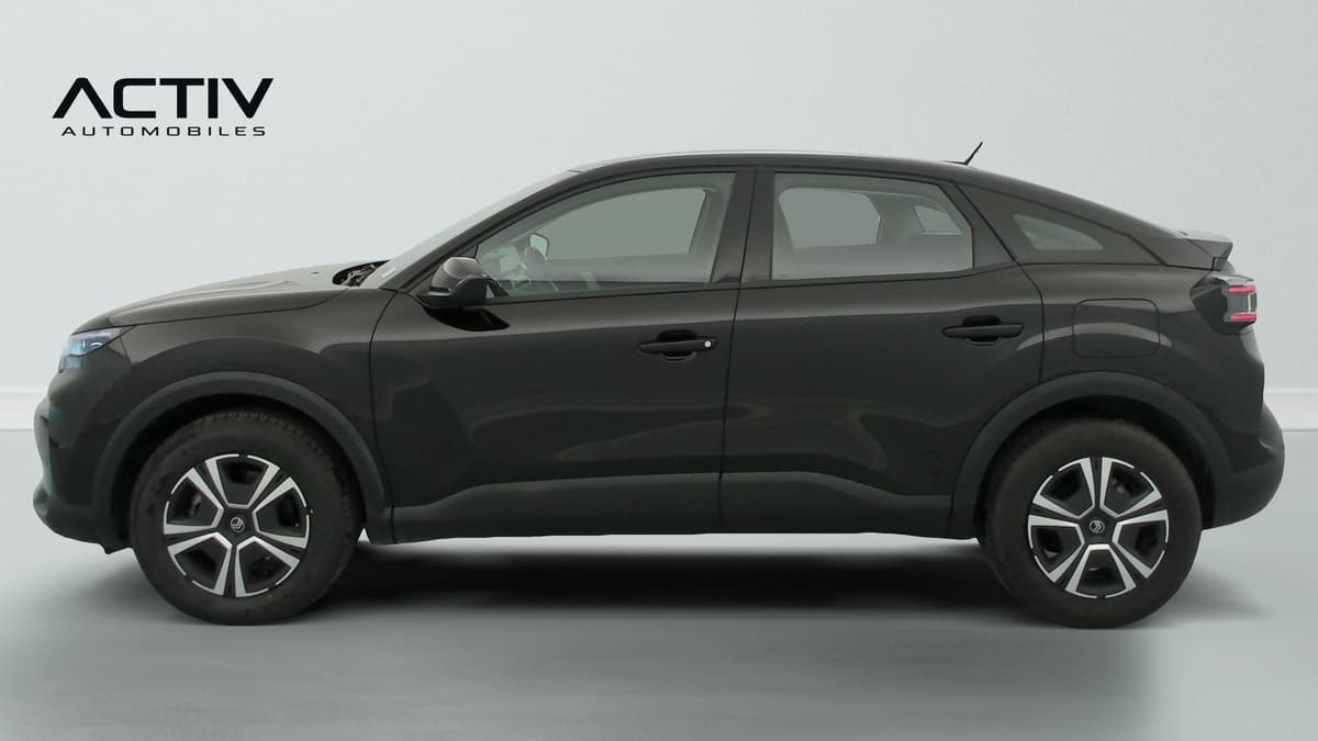 Citroën C4 : profil gauche d'un SUV noir avec enjoliveurs bicolores et poignées noires