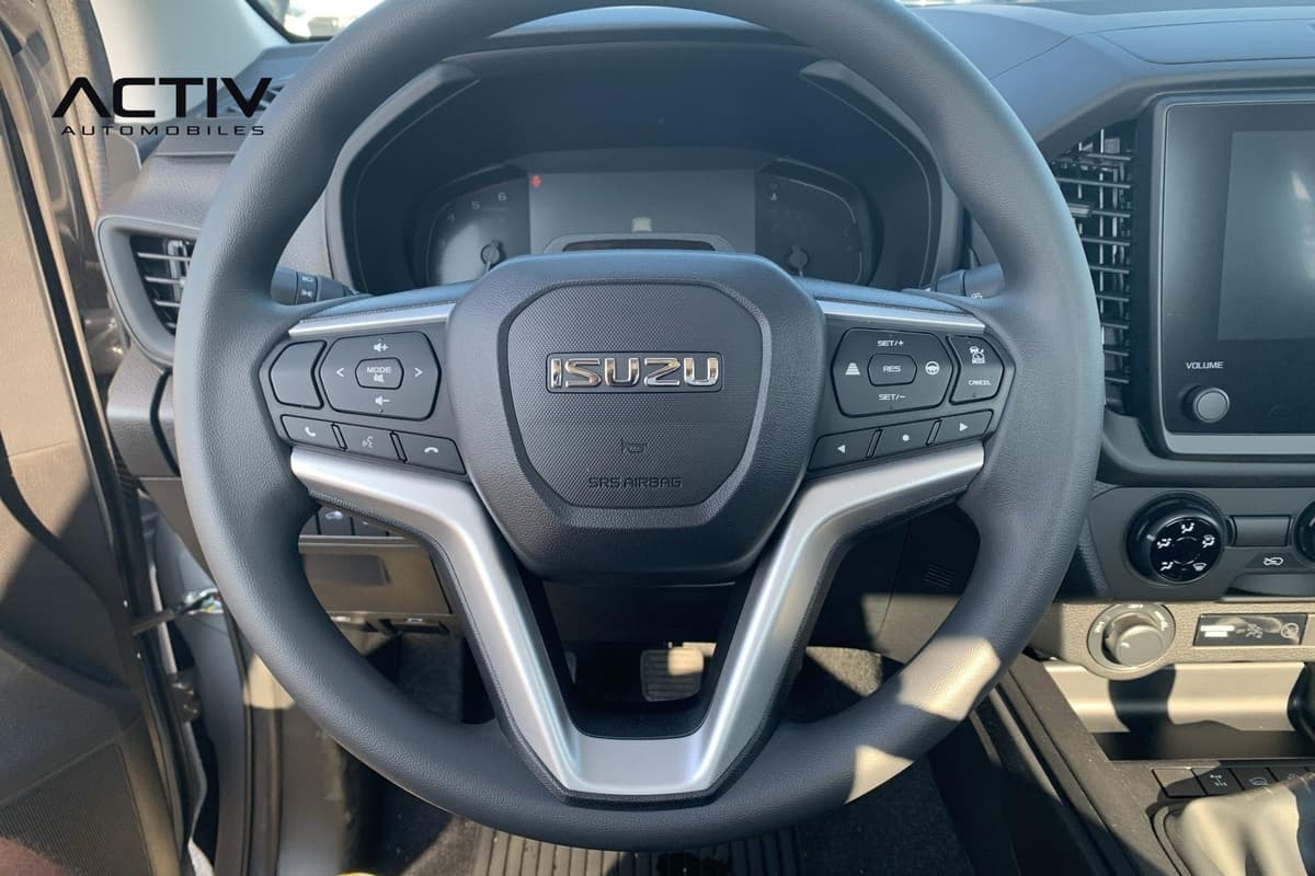 Isuzu D-MAX : volant avec commandes intégrées devant le combiné d'instruments