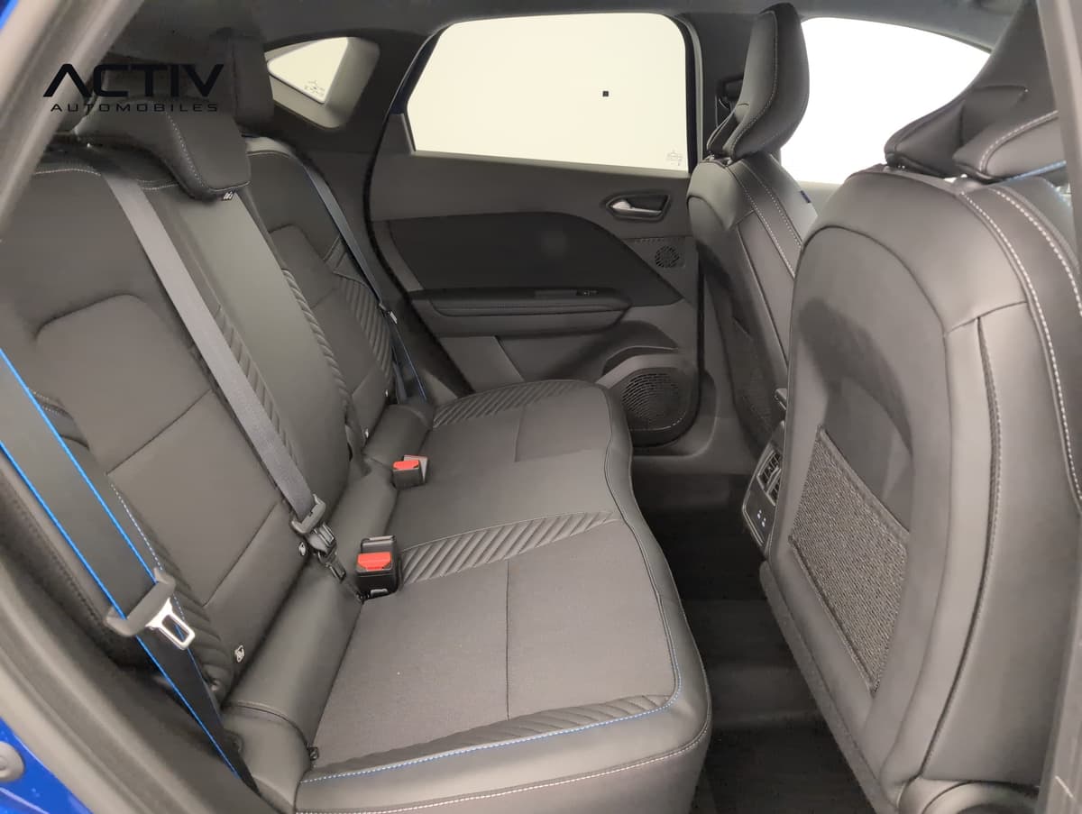 Renault Captur : banquette arrière noire avec surpiqûres bleues, vue par la portière ouverte