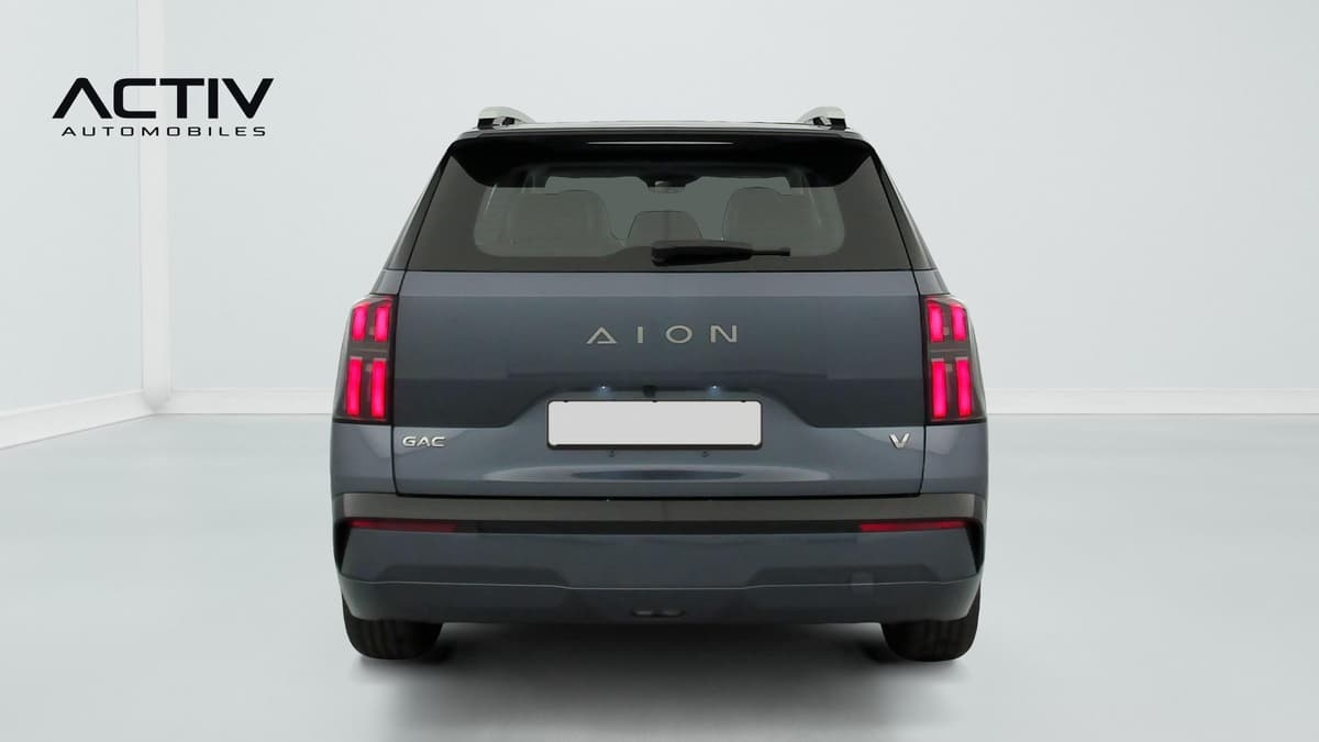 Aion V : face arrière avec feux à LED, lunette arrière et barres de toit