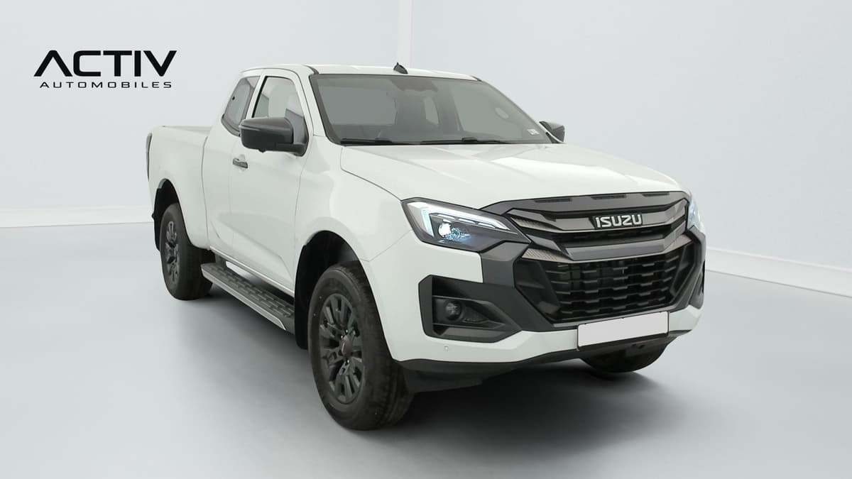 Isuzu D-MAX : avant trois quarts droit avec jantes noires et marchepied latéral