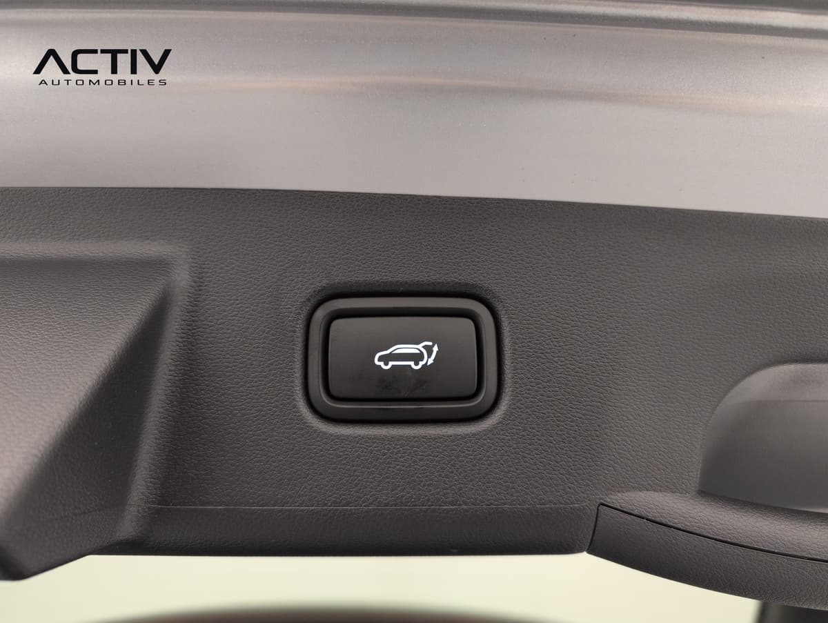 Hyundai Tucson : bouton de fermeture du hayon sur la garniture intérieure du coffre
