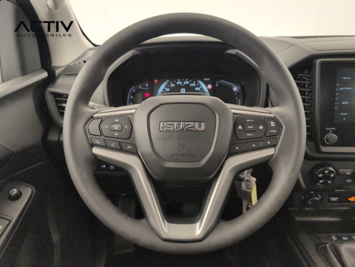 Isuzu D-MAX : volant avec commandes au volant et combiné d'instruments derrière