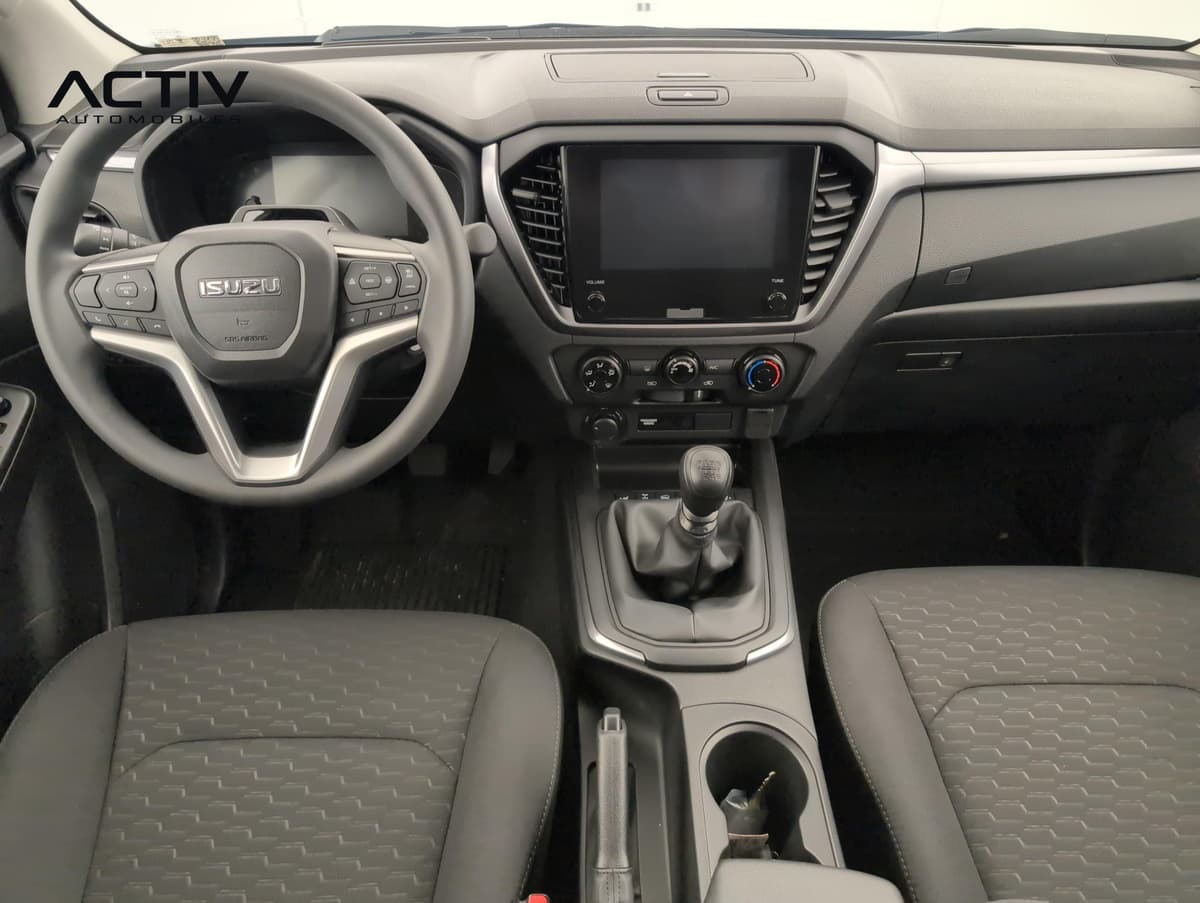 Isuzu D-MAX : planche de bord avec écran tactile, volant à commandes et levier de vitesses manuel