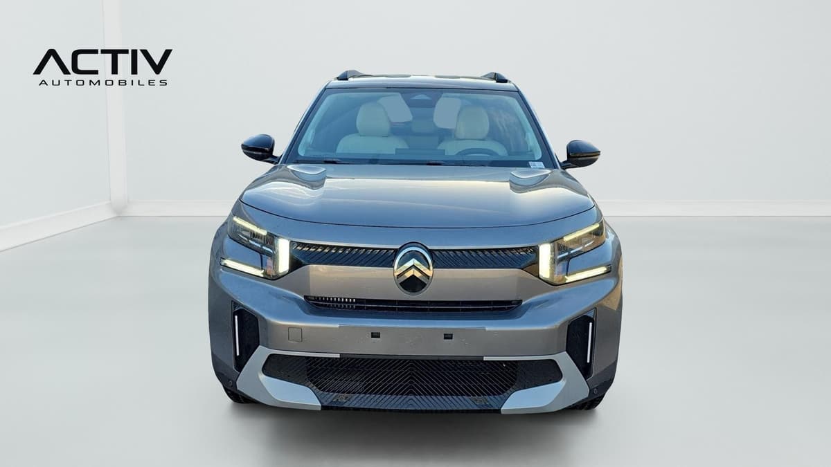 Citroën C3 Aircross : face avant grise avec projecteurs à LED, feux diurnes et barres de toit noires
