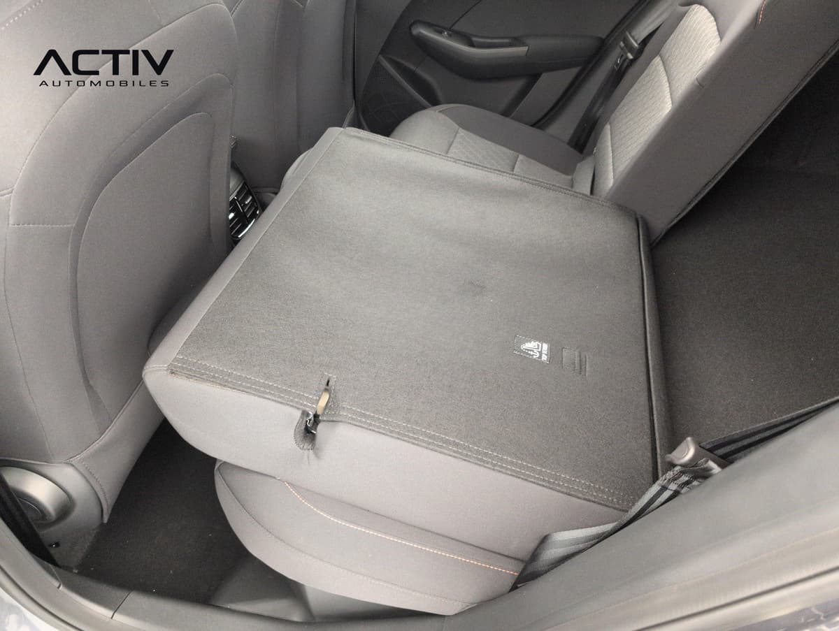 Mg MG3 : banquette arrière rabattue avec dossier couché formant un plancher de coffre plat