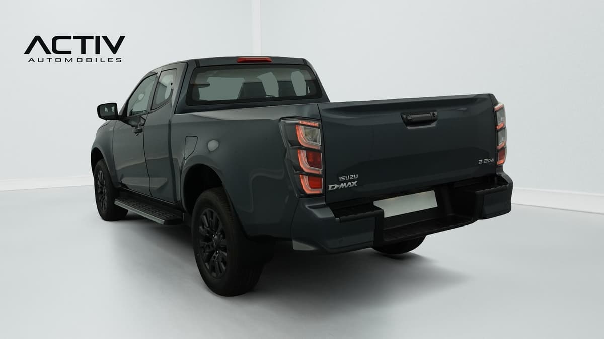Isuzu D-MAX : pick-up gris foncé vu de l'arrière gauche, avec jantes noires et marchepied latéral