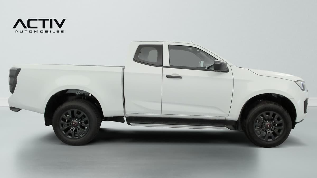 Isuzu D-MAX : profil droit du pick-up blanc avec jantes alliage noires et marchepied latéral