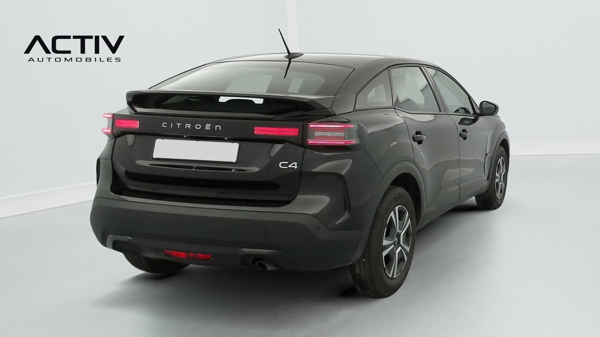 Citroën C4 : vue arrière trois quarts droit, berline noire avec feux à LED et enjoliveurs