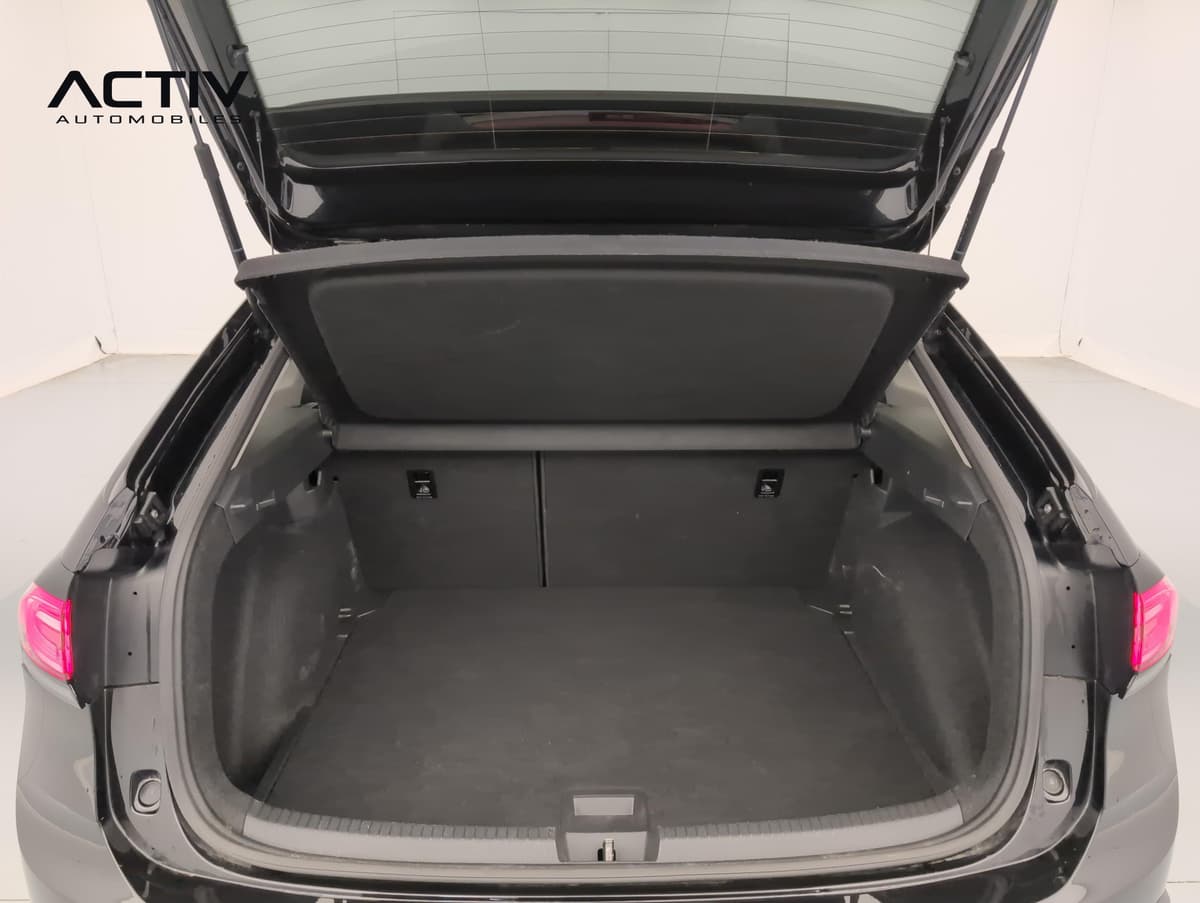 Volkswagen Taigo : coffre ouvert avec plancher plat et cache-bagages relevé