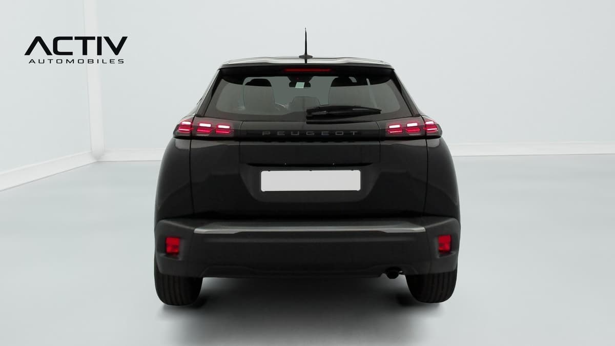 Peugeot 2008 : face arrière noire avec feux à LED, becquet et essuie-glace arrière