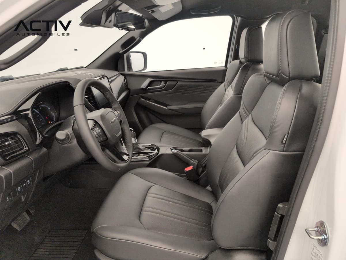 Isuzu D-MAX : sièges avant en cuir noir vus depuis la portière conducteur ouverte