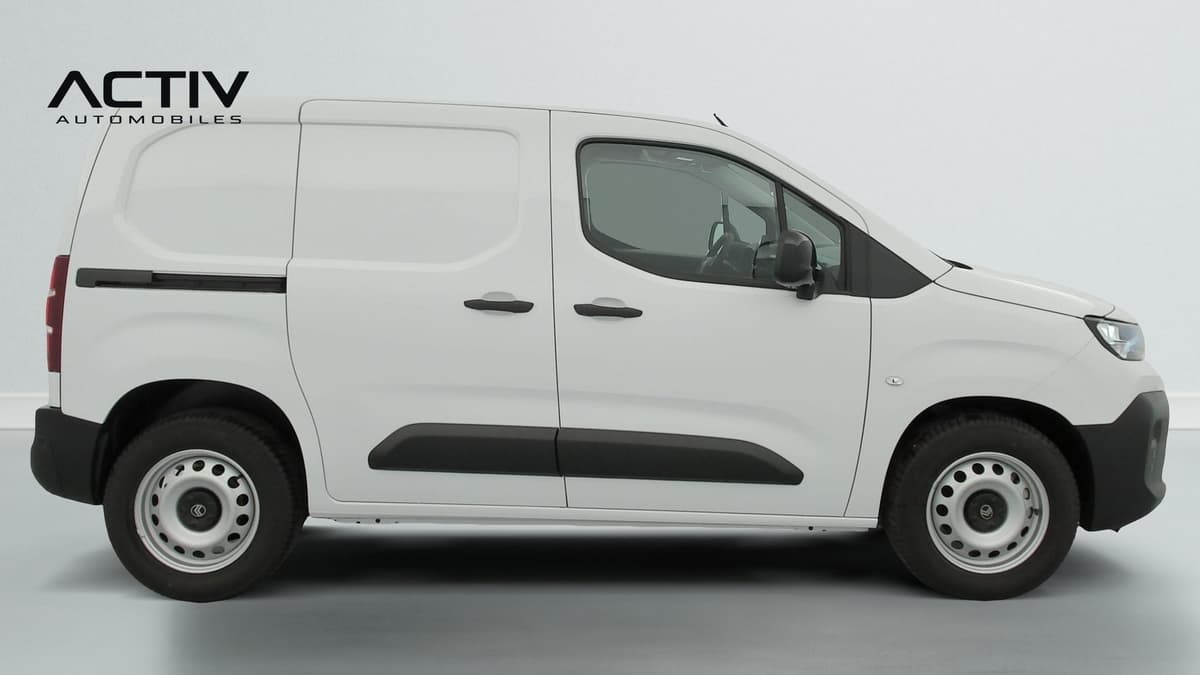 Citroën Berlingo Van : profil droit de l'utilitaire blanc avec porte latérale coulissante et jantes tôle