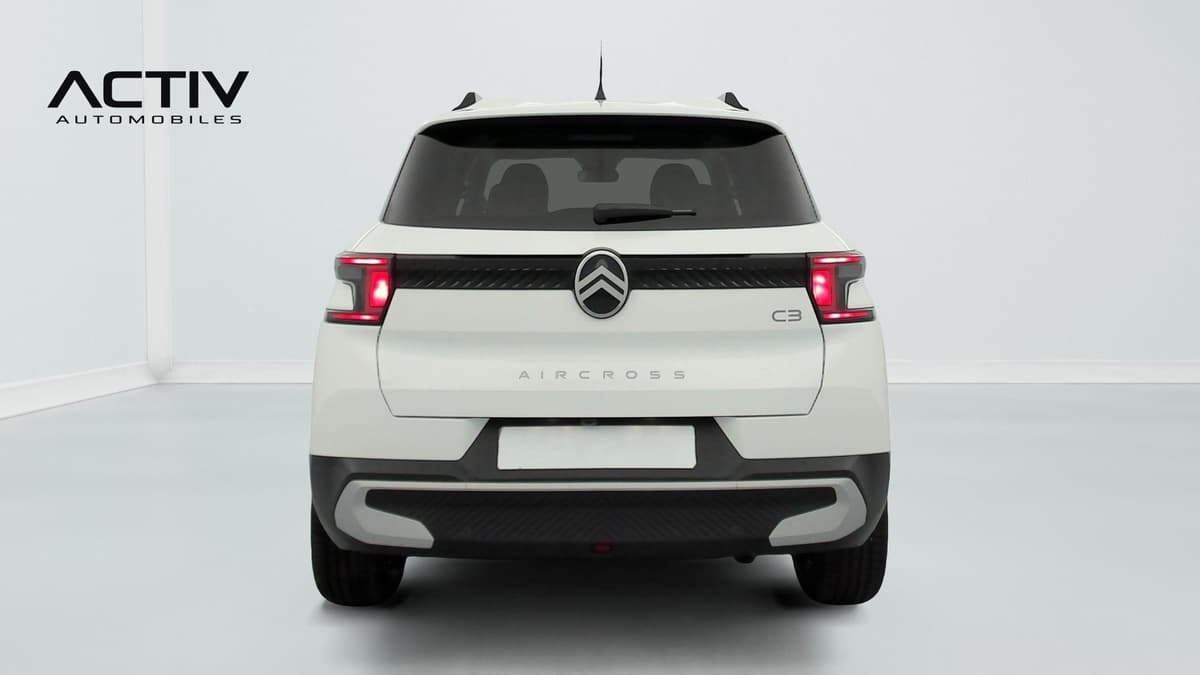 Citroën C3 Aircross : face arrière blanche avec feux à LED allumés et pare-chocs noir