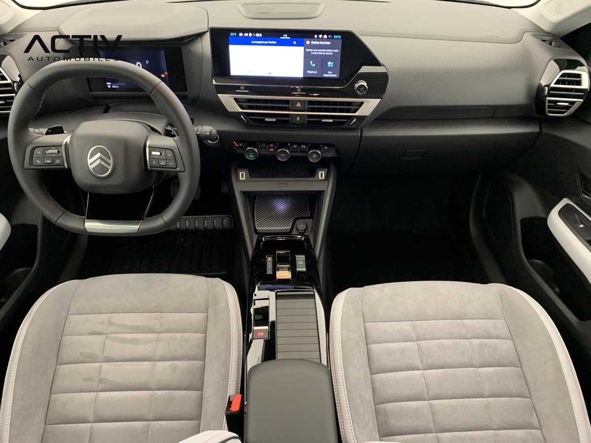 Citroën C4 : planche de bord avec écran tactile, volant et console centrale vus d'en haut