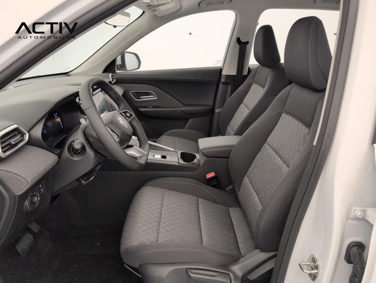 Mg ZS : sièges avant en tissu noir et gris avec accoudoir central, vus par la portière