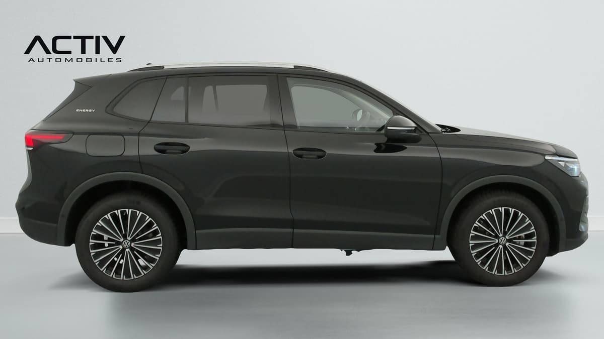 Volkswagen Tiguan : profil droit complet du SUV noir avec jantes alliage et rampes de pavillon